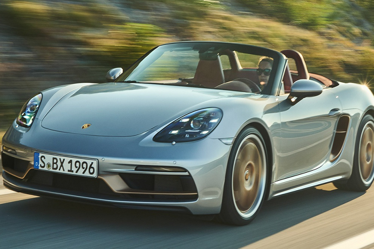 Mẫu xe thể thao Porsche Boxster 25 Years được trang bị tiêu chuẩn hệ thống treo chủ động PASM (Porsche Active Suspension Management) giúp khoảng sáng gầm được giảm 10 mm so với 718 Boxster, thiết lập PASM Sport cho phép giảm tối đa 20 mm. Ngoài ra, xe cũng được bổ sung bộ đo mô-men xoắn PTV (Porsche Torque Vectoring) cùng bộ vi sai hạn chế trượt.