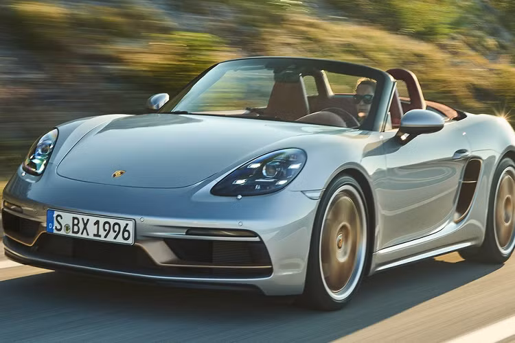 Mẫu xe thể thao Porsche Boxster 25 Years được trang bị tiêu chuẩn hệ thống treo chủ động PASM (Porsche Active Suspension Management) giúp khoảng sáng gầm được giảm 10 mm so với 718 Boxster, thiết lập PASM Sport cho phép giảm tối đa 20 mm. Ngoài ra, xe cũng được bổ sung bộ đo mô-men xoắn PTV (Porsche Torque Vectoring) cùng bộ vi sai hạn chế trượt.