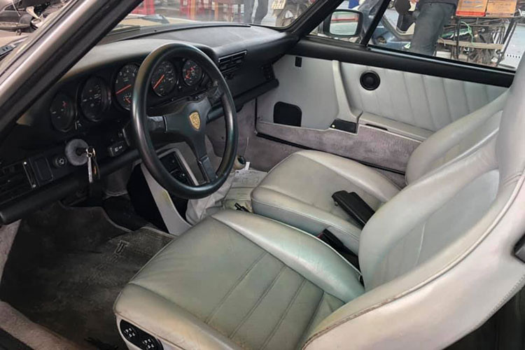 Mới đây nhất, thông tin riêng của chúng tôi tiết lộ, doanh nhân này đã ưng mắt chiếc xe thể thao Porsche 930 Turbo nên đã nhanh chóng kiểm tra xe và cưới ngay lập tức. Đây là chiếc xe được Chủ tịch chỉ định anh em đi xem xe khi thấy có người rao bán, nguồn tin này cho biết.