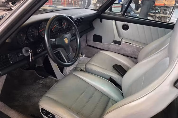 Mới đây nhất, thông tin riêng của chúng tôi tiết lộ, doanh nhân này đã ưng mắt chiếc xe thể thao Porsche 930 Turbo nên đã nhanh chóng kiểm tra xe và cưới ngay lập tức. Đây là chiếc xe được Chủ tịch chỉ định anh em đi xem xe khi thấy có người rao bán, nguồn tin này cho biết.