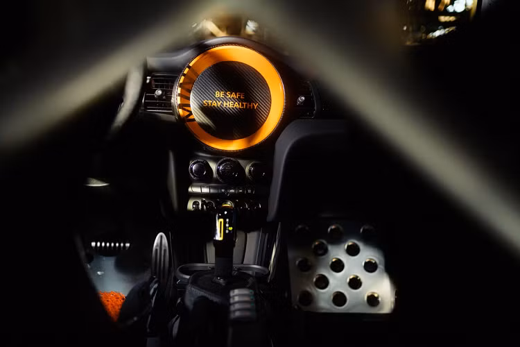 Bước vào bên trong, dễ dàng nhận thấy các trang bị không cần thiết cho một chiếc xe an toàn đều bị tháo gỡ, màn hình giải trí trung tâm nay chỉ còn lại một miếng ốp carbon. MINI Electric Pacesette an toàn này cũng được trang bị khung bảo vệ giúp hạn chế thiệt hại khi xảy ra va chạm.