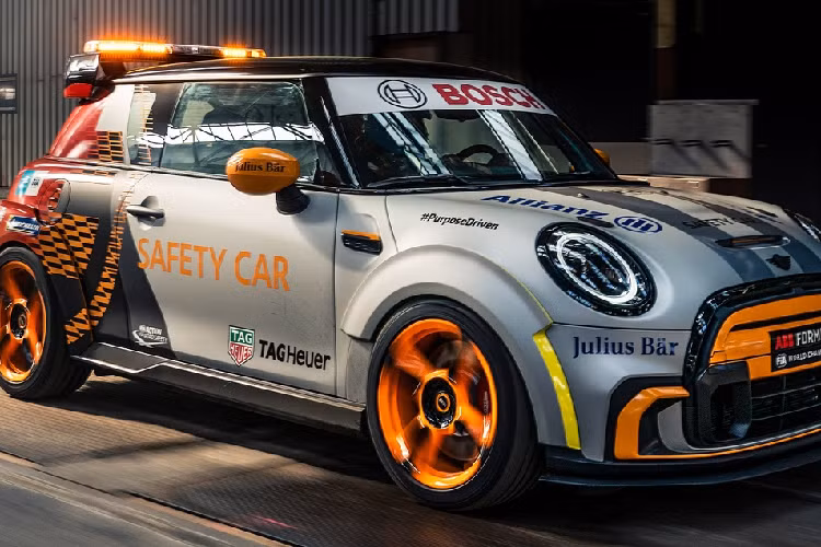 Để phù hợp với điều kiện vận hành khắc nghiệt trên đường đua, chiếc xe sử dụng những trang bị của xe đua Formula E như kẹp phanh 4 piston, hệ thống treo điều chỉnh 3 trục, bộ lốp cỡ 245/40 R18...