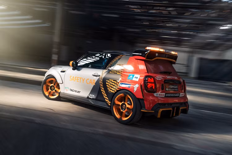 Không khó để nhận ra chiếc xe an toàn này được gắn thêm cánh gió đuôi, chất liệu làm ra cánh gió này là carbon và sử dụng công nghệ in 3D.