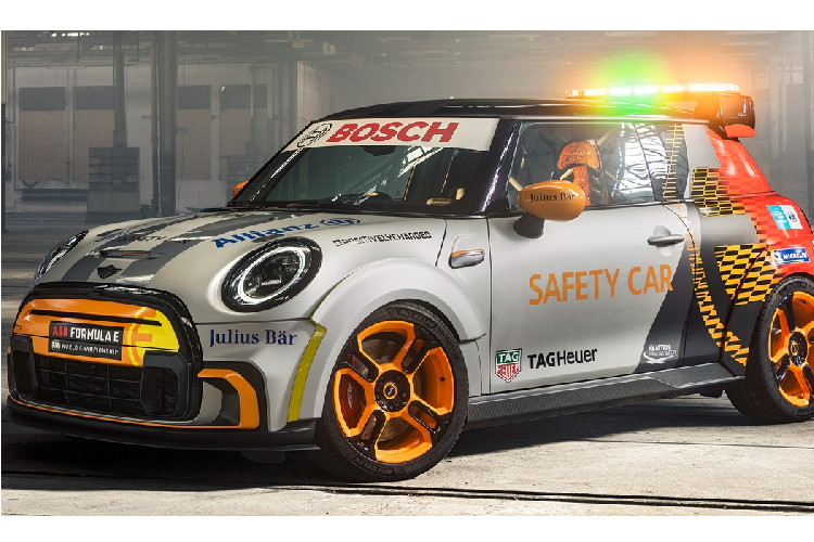 MINI Electric Pacesette chạy điện được thiết kế dựa trên MINI Cooper SE, tuy nhiên phiên bản đặc biệt này có nhiều sửa đổi lấy cảm hứng từ thương hiệu John Cooper Works.