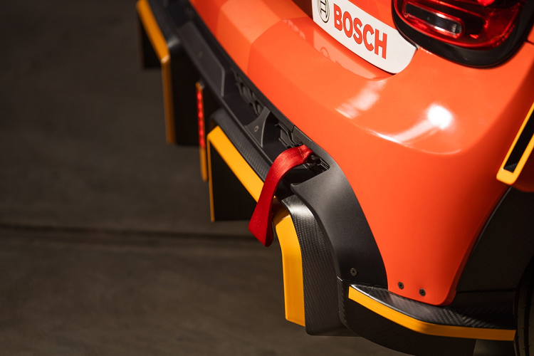 Là một chiếc xe điện nên MINI Electric Pacesette có thiết kế đuôi khá gọn gàng nhờ loại bỏ được ống xả. Bộ chia gió đuôi cũng được làm từ carbon tương tự cánh gió phía trên.