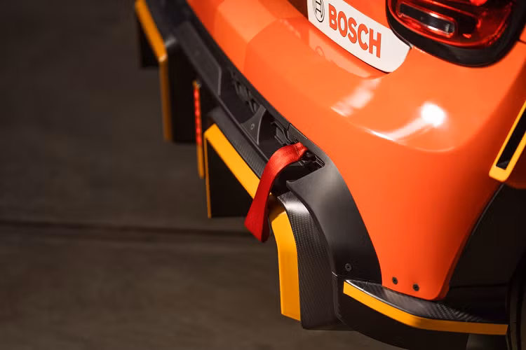 Là một chiếc xe điện nên MINI Electric Pacesette có thiết kế đuôi khá gọn gàng nhờ loại bỏ được ống xả. Bộ chia gió đuôi cũng được làm từ carbon tương tự cánh gió phía trên.