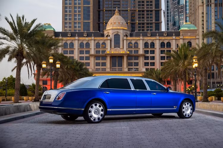 Theo đó, kể từ bây giờ, bất kỳ khách hàng nào trên thế giới cũng có thể mua xe siêu sang Bentley Mulsanne Grand Limousine chứ không chỉ giới hạn ở thị trường Trung Đông như trước. Ban đầu, xe được ra đời theo đơn đặt hàng của một vị đại gia. Sau đó, ban giám đốc của hãng Bentley cho rằng những khách hàng khác cũng muốn sở hữu một chiếc xe như thế này. Vì thế, bộ phận Mulliner đã chế tạo thêm 5 chiếc Bentley Mulsanne Grand Limousine nữa và chuyển đến UAE.