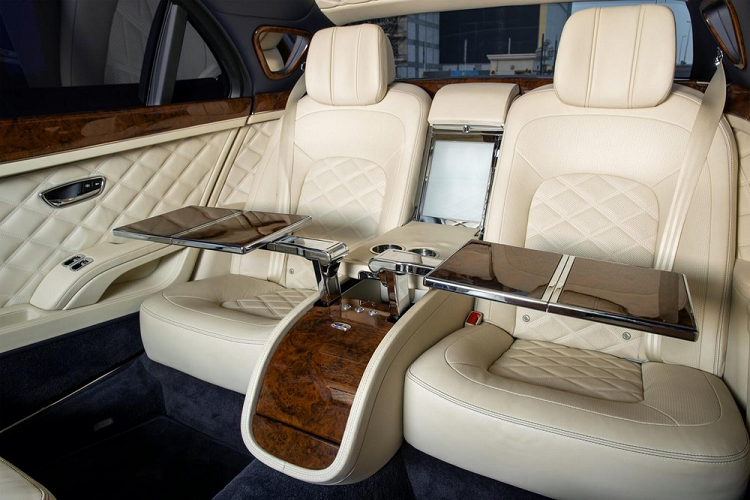 Đúng như tên gọi, 5 chiếc xe limousine này được phát triển dựa trên dòng xe siêu sang Bentley Mulsanne nhưng có kích thước lớn hơn. Theo đó, Bentley Mulsanne Grand Limousine đặc biệt có chiều dài tăng đến 1.000 mm so với bản thường và không gian nội thất vừa cao vừa rộng hơn.