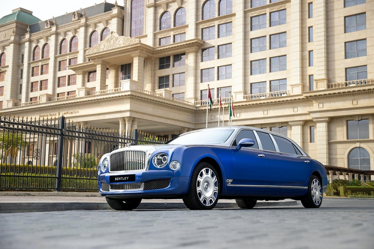 Đây là mẫu xe Bentley đầu tiên được trang bị vách ngăn như thế này. Theo hãng Bentley, không chỉ khác biệt với những chiếc xe trên đường phố, 5 chiếc Mulsanne Grand Limousine còn không giống hệt nhau. Mỗi chiếc sẽ được trang bị bộ vành 21 inch có thiết kế phù hợp với màu sơn ngoại thất. Thêm vào đó là biểu tượng "Flying B" trên nắp ca-pô cũng do bộ phận Mulliner chế tạo riêng cho xe.
