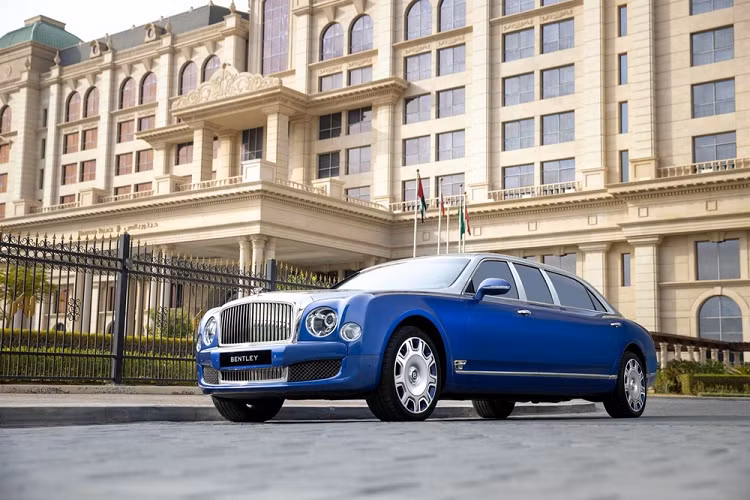 Đây là mẫu xe Bentley đầu tiên được trang bị vách ngăn như thế này. Theo hãng Bentley, không chỉ khác biệt với những chiếc xe trên đường phố, 5 chiếc Mulsanne Grand Limousine còn không giống hệt nhau. Mỗi chiếc sẽ được trang bị bộ vành 21 inch có thiết kế phù hợp với màu sơn ngoại thất. Thêm vào đó là biểu tượng "Flying B" trên nắp ca-pô cũng do bộ phận Mulliner chế tạo riêng cho xe.