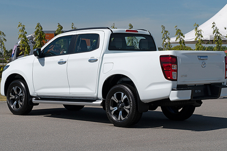 Thông số kỹ thuật chính thức và giá bán của BT-50 mới sẽ được xác nhận khi Thaco chính thức giới thiệu mẫu xe bán tải này tại Việt Nam. Mức giá xe Mazda BT-50 2021 dự tính khoảng từ 659 triệu đồng.