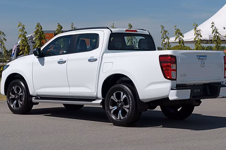 Thông số kỹ thuật chính thức và giá bán của BT-50 mới sẽ được xác nhận khi Thaco chính thức giới thiệu mẫu xe bán tải này tại Việt Nam. Mức giá xe Mazda BT-50 2021 dự tính khoảng từ 659 triệu đồng.