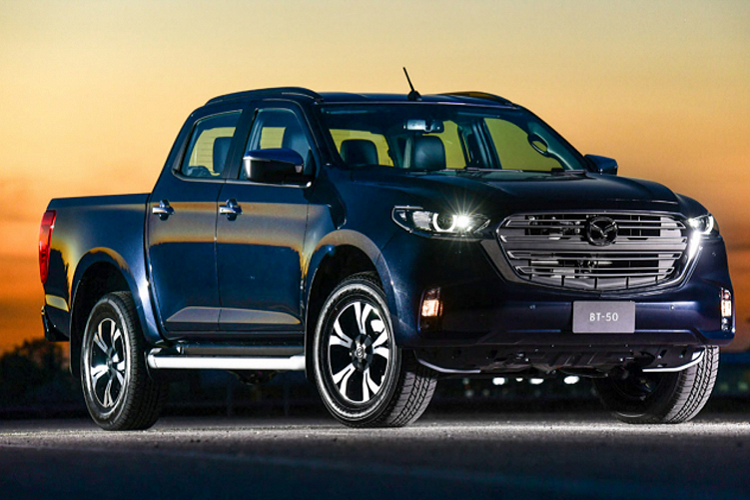 Ghế ngồi bọc da, ghế lái chỉnh điện 8 hướng. Hệ thống thông tin giải trí sử dụng màn hình WXGA 9 inch độ nét cao, hỗ trợ kết nối điện thoại thông minh, Apple CarPlay và Android Auto, 8 loa giải trí, điều hoà tự động có cửa gió cho hàng ghế sau,…