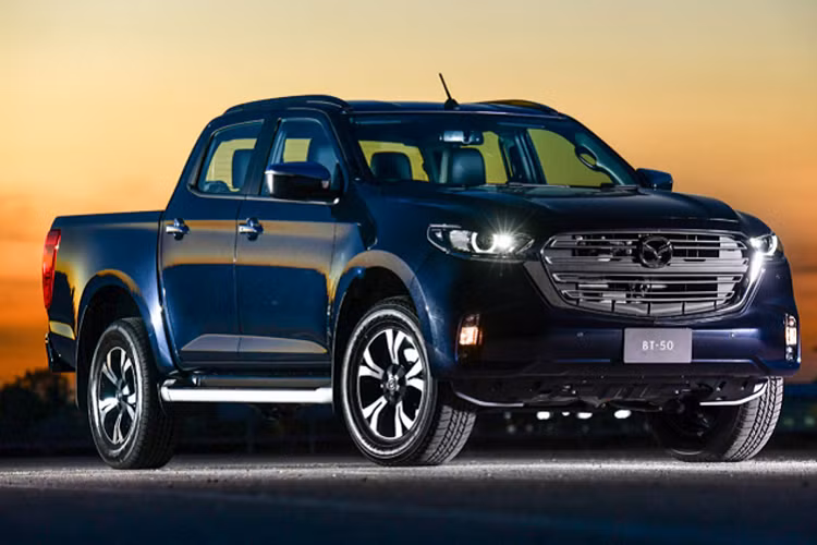 Ghế ngồi bọc da, ghế lái chỉnh điện 8 hướng. Hệ thống thông tin giải trí sử dụng màn hình WXGA 9 inch độ nét cao, hỗ trợ kết nối điện thoại thông minh, Apple CarPlay và Android Auto, 8 loa giải trí, điều hoà tự động có cửa gió cho hàng ghế sau,…