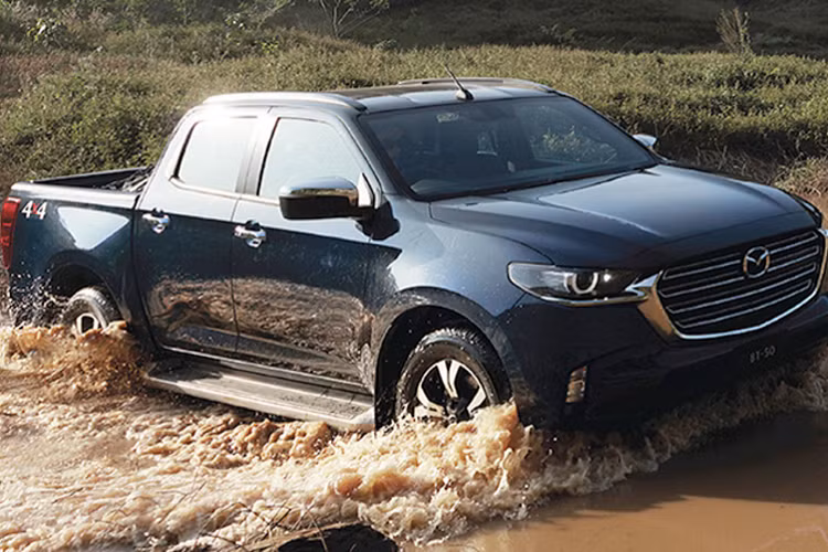 Ở phiên bản cao cấp, Mazda BT-50 2021 được trang bị khá nhiều “đồ chơi” tiện nghi, giải trí và hỗ trợ lái như: Vô lăng điều chỉnh 4 hướng, chìa khóa từ xa thông minh, động cơ có tính năng khởi động từ xa qua chìa khoá, chức năng tự động bật đèn trong cabin.