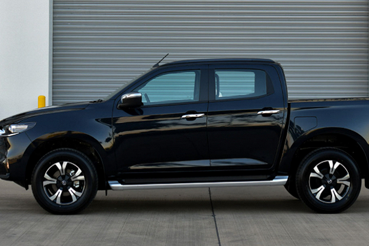 Xe đi kèm với nhiều “đồ chơi” an toàn và hỗ trợ lái như: Hệ thống cảnh báo khi có phương tiện ở điểm mù khi xe chuyển làn (ABSM), cảnh báo phương tiện cắt ngang khi lùi (RCTA), Hệ thống kiểm soát động cơ và phanh khi đổ đèo (HDC), Hỗ trợ khởi hành ngang dốc (HLA), 6 túi khí, 4 cảm biến hỗ trợ đỗ xe ở cản trước và sau.