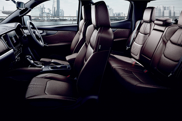 Xe sử dụng kết hợp với hộp số tay 6 cấp ở bản tiêu chuẩn và hộp số tự động 6 cấp ở 3 phiên bản cao hơn. Động cơ dầu 1.9L của Mazda BT-50 2021 chia sẻ chung với bán tải Isuzu D-Max thế hệ mới.