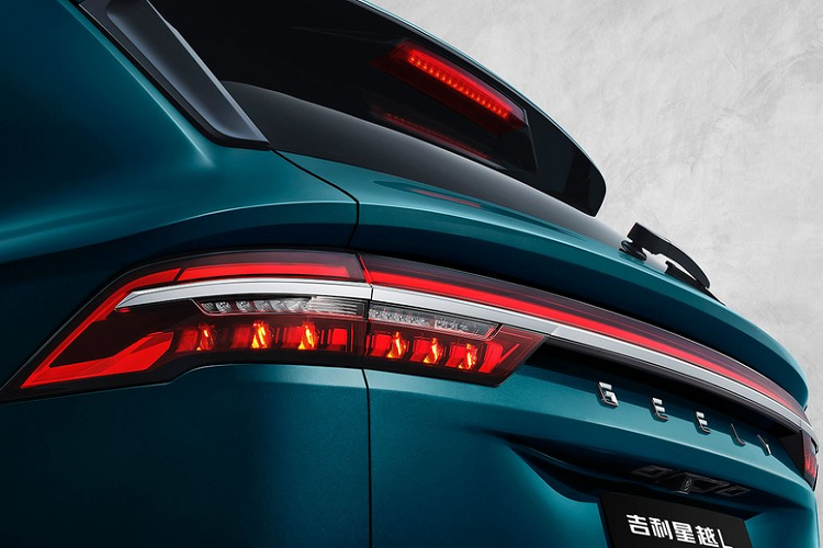 Thêm vào đó là bộ vành hợp kim 20 inch với thiết kế phối 2 màu. Đặc biệt, Geely Xingyue L 2021 còn có màu sơn ngoại thất mới là xanh ngọc Emerald Blue. Màu sơn này bổ trợ cho thiết kế sắc sảo với những đường gân thẳng thớm của mẫu SUV Trung Quốc.