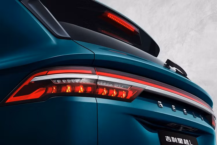 Thêm vào đó là bộ vành hợp kim 20 inch với thiết kế phối 2 màu. Đặc biệt, Geely Xingyue L 2021 còn có màu sơn ngoại thất mới là xanh ngọc Emerald Blue. Màu sơn này bổ trợ cho thiết kế sắc sảo với những đường gân thẳng thớm của mẫu SUV Trung Quốc.