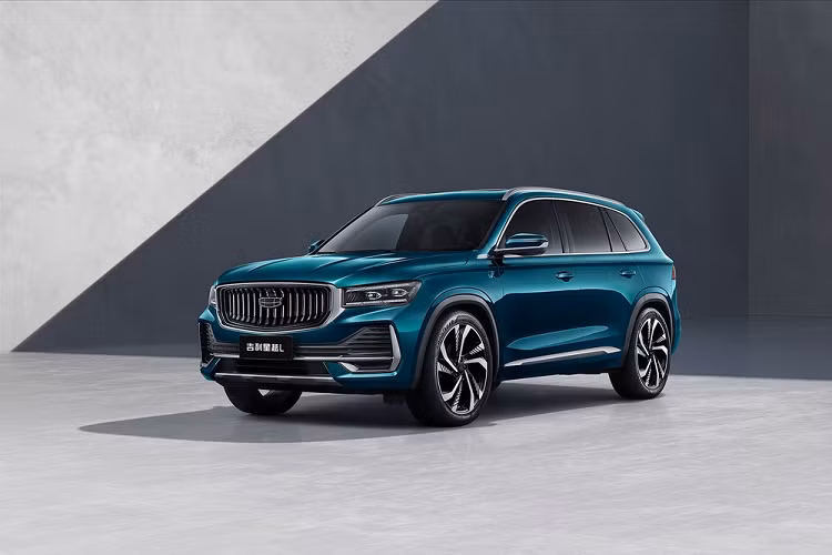 Chưa hết, Geely Xingyue L 2021 còn có thể giảm tốc từ 100 km/h về vị trí đứng yên trên quãng đường chỉ 37,4 m. Hãng Geely tuyên bố Xingyue L 2021 có thể tăng tốc nhanh hơn và phanh trên quãng đường ngắn hơn những mẫu xe được xem là đối thủ như Volkswagen Tiguan Allspace, Honda CR-V hay Toyota RAV4.