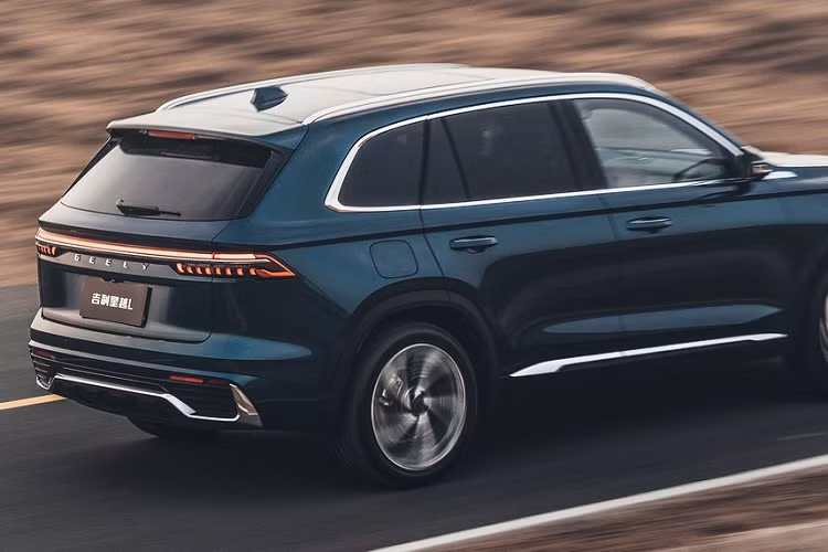 Theo đó, mẫu Geely Xingyue L 7 chỗ ngồi của Trung Quốc này sẽ được trang bị động cơ xăng 4 xi-lanh, tăng áp, dung tích 2.0L do Volvo sản xuất. Động cơ tạo ra công suất tối đa 238 mã lực và mô-men xoắn cực đại 350 Nm. Sức mạnh được truyền tới bánh thông qua hộp số Aisin tự động 8 cấp.