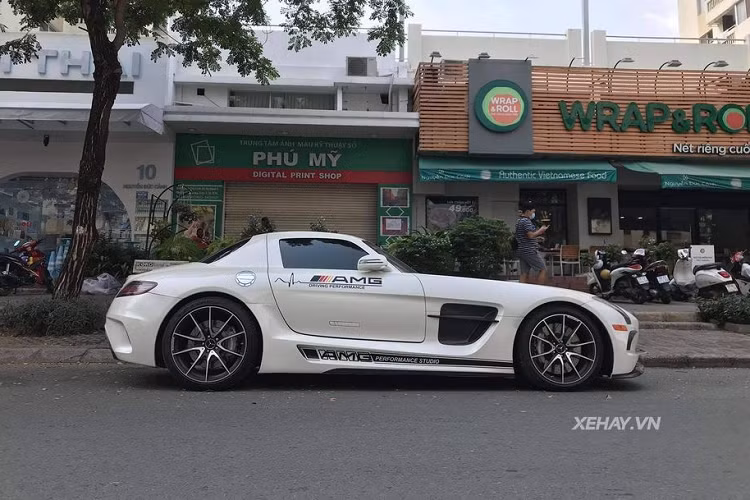Siêu phẩm Mercedes-AMG SLS vốn được phát triển để kỷ niệm mẫu xe cánh chim huyền thoại thập niên 1950, mẫu W196S 300 SLR của thương hiệu này và ra mắt lần đầu hồi năm 2010. Ngay từ thời điểm đó, kiểu dáng thiết kế của Mercedes-AMG SLS đã nhanh chóng chiếm được cảm tình của người hâm mộ và minh chứng rõ nhất được thể hiện qua kết quả doanh số tới 2.733 chiếc xuất xưởng ở Mỹ.