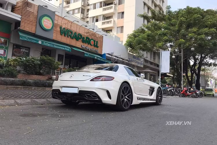 Bên cạnh kiểu dáng bắt mắt, điều khiến cái tên Mercedes-AMG SLS gây sự chú ý với người xem chính nằm ở thiết kế cửa xe mở kiểu cánh chim (gullwing) vô cùng độc đáo. Với cấu tạo cửa mở ngược lên trên, Mercedes-AMG SLS dễ dàng tạo sự khác biệt so với phần còn lại của làng siêu xe thế giới.