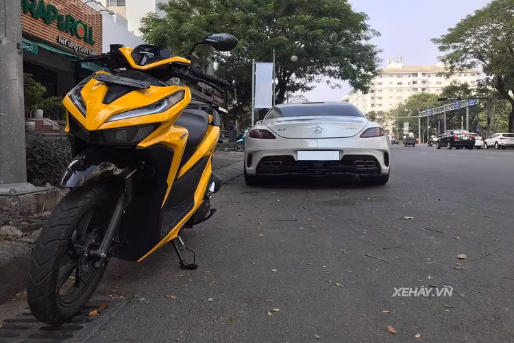 Tuy được ưa chuộng tại nhiều nước phát triển nhưng ở Việt Nam, cái tên Mercedes-AMG SLS còn khá xa lạ với đại bộ phận người chơi xe bởi mức giá bán cao và chịu ảnh hưởng truyền thông lớn từ đàn em GT S ra mắt sau đó.