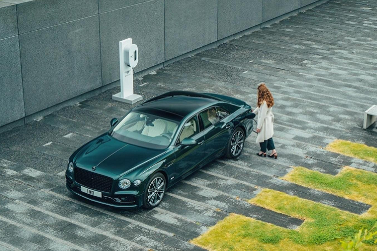 Nút bấm Start-Stop được thay bằng nút bấm E Modes cho phép người dùng lựa chọn giữa các chế độ vận hành điện hoàn toàn, chế độ hybrid và chế độ tiết kiệm pin. Màn hình thông tin giải trí và bảng đồng hồ của xe được thiết kế lại nhằm thể hiện rõ hơn họa tiết dòng chảy năng lượng cùng các thông số cần thiết của hệ truyền động hybrid như lượng pin và quãng đường có thể đi được dựa trên dung lượng pin còn lại.