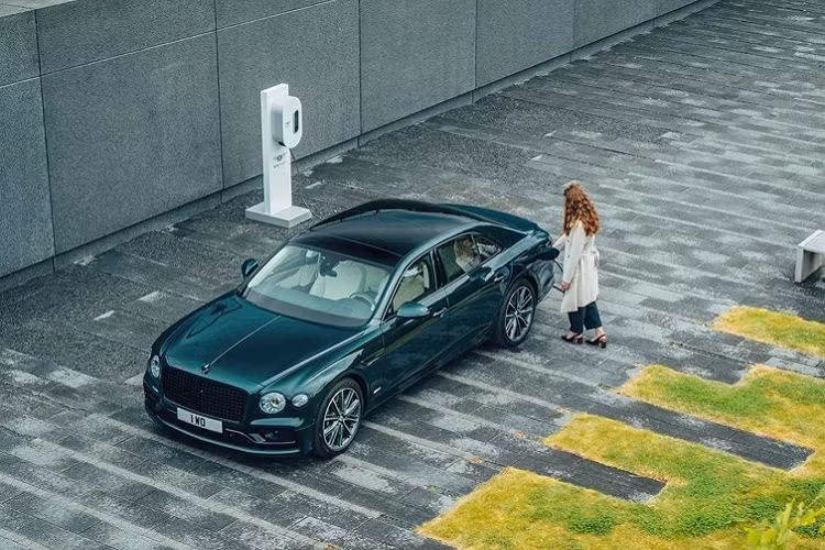 Nút bấm Start-Stop được thay bằng nút bấm E Modes cho phép người dùng lựa chọn giữa các chế độ vận hành điện hoàn toàn, chế độ hybrid và chế độ tiết kiệm pin. Màn hình thông tin giải trí và bảng đồng hồ của xe được thiết kế lại nhằm thể hiện rõ hơn họa tiết dòng chảy năng lượng cùng các thông số cần thiết của hệ truyền động hybrid như lượng pin và quãng đường có thể đi được dựa trên dung lượng pin còn lại.