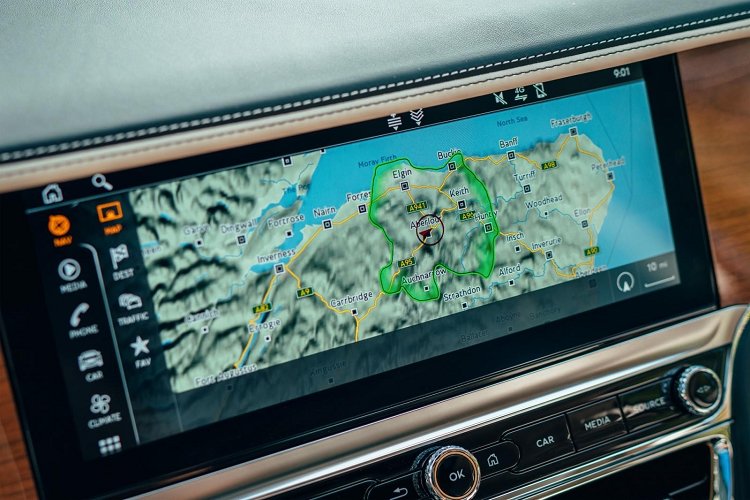 Bên cạnh trang bị động cơ V8 và W12 sẵn có, Bentley vừa công bố thêm phiên bản Flying Spur mới với trang bị hệ truyền động plug-in hybrid. Như vậy, đến nay Bentley đã mẫu plug-in hybrid thứ hai, sau chiếc SUV hạng sang Bentayga. Ấn tượng hơn nữa, mẫu Bentley Flying Spur Plug-in Hybrid V6 mới còn là mẫu xe tiết kiệm nhiên liệu nhất của Bentley tính đến thời điểm hiện tại.