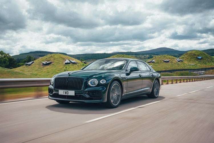 Trong thời gian gần đây, dòng xe siêu sang Bentley Flying Spur thế hệ thứ ba đã vươn lên trở thành dòng xe sedan hạng sang cao cấp nhất của Bentley và thay thế hoàn toàn cho dòng Mulsanne hiện đã ngừng sản xuất. Kể từ khi ra mắt lần đầu vào năm 2019, Bentley Flying Spur đang mở rộng thêm các dòng sản phẩm mới nhằm mang đến thêm nhiều lựa chọn, đáp ứng nhu cầu của nhiều khách hàng.