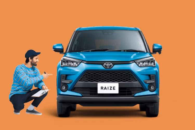 Trong khi đó, 2 bản 1.0T G và 1.0T GR Sport được trang bị động cơ xăng 1KR-VET 3 xi-lanh, tăng áp, dung tích 1.0L, tạo ra công suất tối đa 98 mã lực tại tua máy 6.000 vòng/phút và mô-men xoắn cực đại 140 Nm tại dải tua máy từ 2.400 - 4.000 vòng/phút.