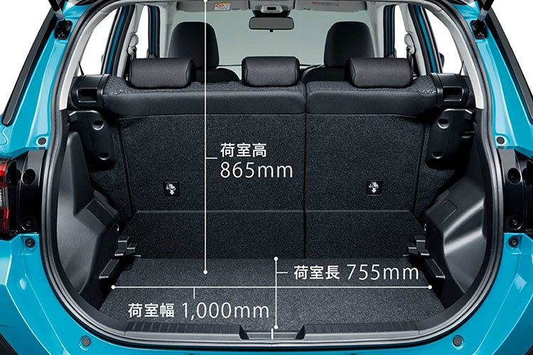 Bản 1.2 G và 1.0T G dùng hộp số sàn 5 cấp hoặc hộp số biến thiên vô cấp CVT. Riêng bản 1.0T GR Sport cao cấp nhất chỉ dùng hộp số CVT, đi kèm lẫy chuyển số sau vô lăng. Được phát triển dựa trên cơ sở gầm bệ DNGA, mẫu xe này khá giống "người anh em" Daihatsu Rocky.