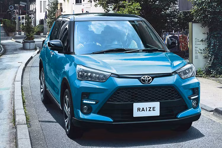  Toyota Raize 2021 mới là mẫu SUV đô thị lần đầu tiên trình làng tại thị trường Nhật Bản vào hồi tháng 11/2019. Mãi đến nay, hãng Toyota mới xác nhận việc sẽ giới thiệu mẫu xe này tại thị trường Đông Nam Á nói chung và Indonesia nói riêng. Ngoài Toyota Raize 2021, mẫu SUV cỡ B Daihatsu Rocky cũng sẽ trình làng ở thị trường này cùng lúc. Theo thông tin rò rỉ, Toyota Raize 2021 tại thị trường Indonesia sẽ có 3 phiên bản là 1.2 G, 1.0T G và 1.0T GR Sport.