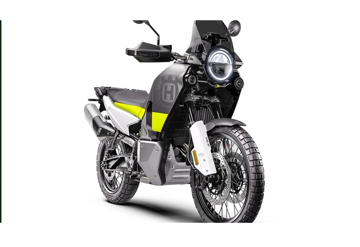 Theo đó, mẫu Husqvarna Norden 2022 mới được phát triển dựa trên mẫu 890 Adventure từ KTM, các trang bị như khung sườn, động cơ và hệ thống treo trên Norden 901 đều thừa hưởng từ người anh em, riêng hệ thống chiếu sáng và thiết kế dàn áo chính là điểm khác biệt.