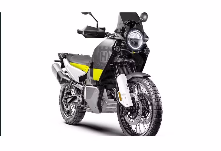 Theo đó, mẫu Husqvarna Norden 2022 mới được phát triển dựa trên mẫu 890 Adventure từ KTM, các trang bị như khung sườn, động cơ và hệ thống treo trên Norden 901 đều thừa hưởng từ người anh em, riêng hệ thống chiếu sáng và thiết kế dàn áo chính là điểm khác biệt.
