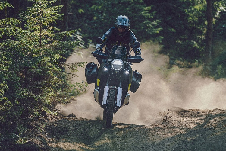 Sau gần 2 năm lộ diện, cuối cùng thì mẫu concept xe ADV Norden 901 của Husqvarna đã bước ra ngoài đời thực, sẵn sàng cạnh tranh với hàng loạt các đối thủ như BMW F850GS, KTM 890 Adventure, hay Triumph Tiger 900.