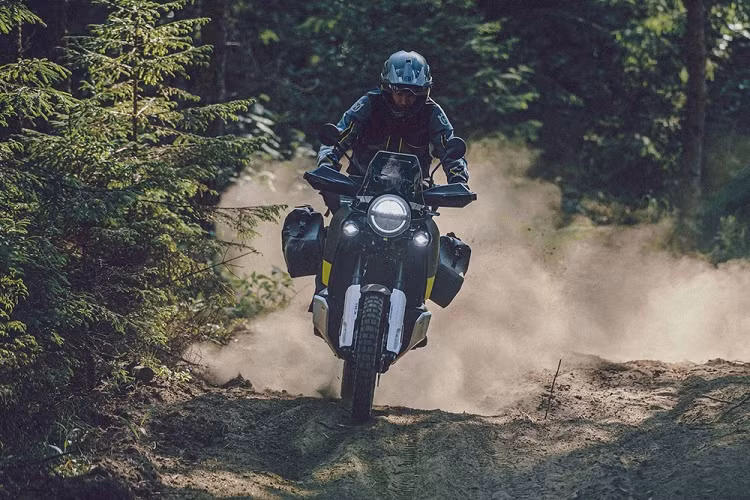 Sau gần 2 năm lộ diện, cuối cùng thì mẫu concept xe ADV Norden 901 của Husqvarna đã bước ra ngoài đời thực, sẵn sàng cạnh tranh với hàng loạt các đối thủ như BMW F850GS, KTM 890 Adventure, hay Triumph Tiger 900.