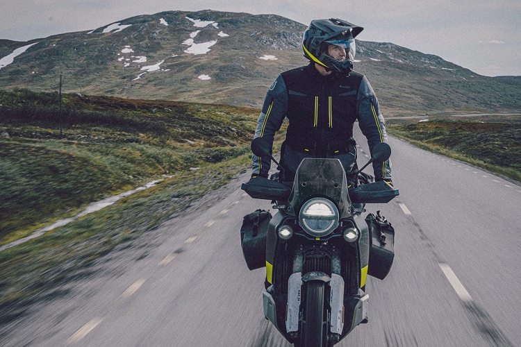 Tất cả thông tin về hệ thống điện tử, thông số vận hành của xe đều sẽ được hiển thị trên màn hình màu kích thước 5 inch đặt ở sau kính chắn gió. Người dùng hoàn toàn có thể kết nối điện thoại thông minh của mình đến xe nhằm sử dụng tính năng định vị dẫn đường.