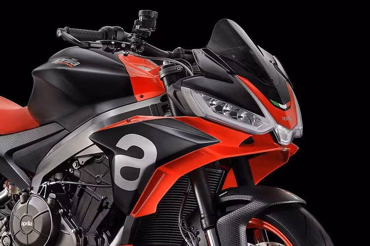 Mặc dù Tuono 660 là một mẫu naked bike, nhưng chiếc xe này có bộ vỏ lớn cùng dàn đèn giống "y chang" phiên bản Sport. Đây là một thiết kế lạ nhưng lại mang vẻ đẹp khiến nhiều biker phải mơ ước.