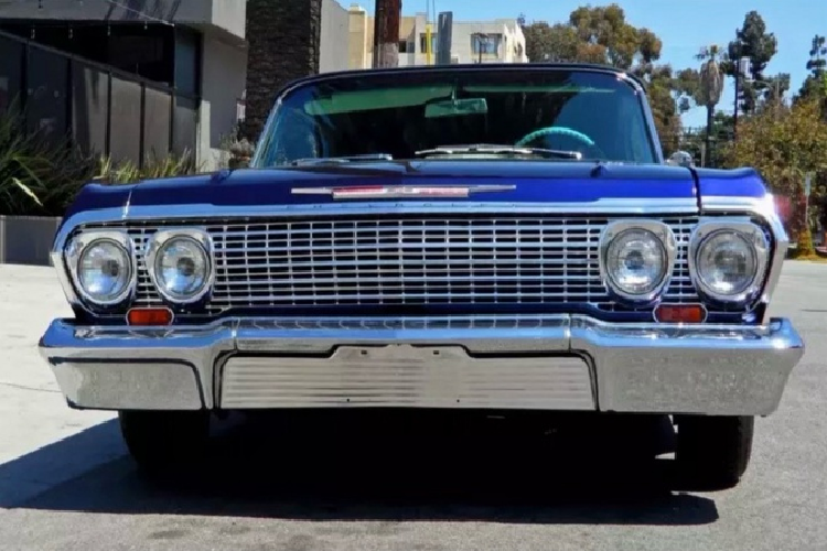 Không chỉ nội/ngoại thất, khối động cơ V8 5.4L của chiếc Chevrolet Impala 1963 cũng được tùy chỉnh lại toàn bộ, sử dụng linh kiện do Edelbrock cung cấp, với thiết lập ống xả kép