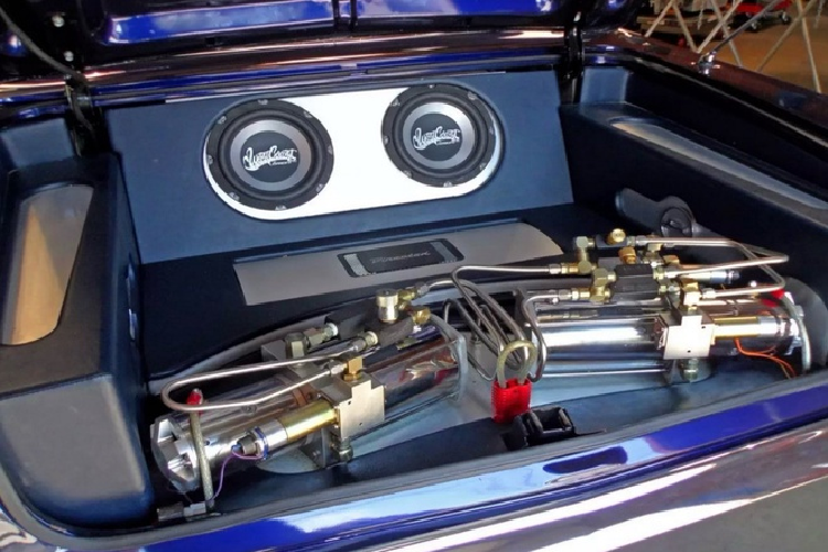 Song song đó, phanh trước chuyển từ dạng tang trống sang đĩa. Ngoài ra, hệ thống treo của xe được trang bị thêm hệ thống thủy lực với 6 bơm, phục vụ cho việc nâng, hạ gầm.