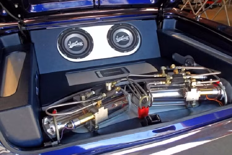 Song song đó, phanh trước chuyển từ dạng tang trống sang đĩa. Ngoài ra, hệ thống treo của xe được trang bị thêm hệ thống thủy lực với 6 bơm, phục vụ cho việc nâng, hạ gầm.