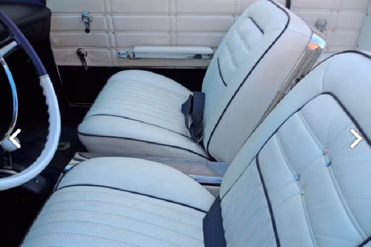 Thân xe được phủ nhiều lớp sơn, với màu sắc kết hợp giữa tím và xanh hoàng gia (royal blue). Toàn bộ cửa kính, gioăng cao su và bộ phận trang trí, bảo vệ thân đều được thay thế. Đồng thời, các chi tiết crôm cũng được làm mới. Xe sử dụng bộ la-zăng 13 inch kiểu nan hoa cổ điển của Dayton Wire Wheels và lốp Reliant Super Ride.