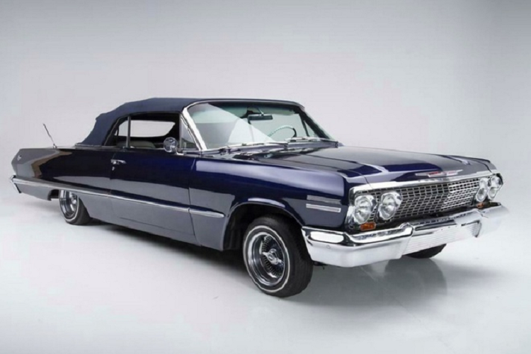 Chiếc sedan cỡ lớn Chevrolet Impala đời 1963 của cố VĐV bóng rổ huyền thoại Kobe Bryant đang được bán đấu giá trên trang Goldin Auctions. Được biết, đây là món quà Giáng sinh mà người vợ Vanessa tặng cho Kobe vào năm 2006.