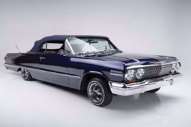 Chiếc sedan cỡ lớn Chevrolet Impala đời 1963 của cố VĐV bóng rổ huyền thoại Kobe Bryant đang được bán đấu giá trên trang Goldin Auctions. Được biết, đây là món quà Giáng sinh mà người vợ Vanessa tặng cho Kobe vào năm 2006.