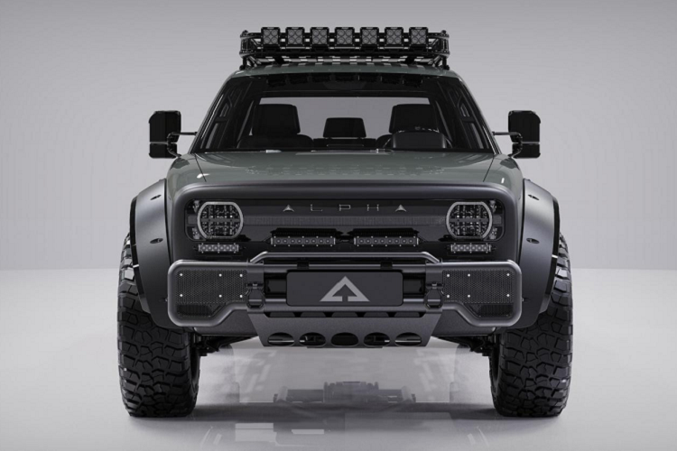 Cũng vì vậy mà thiết kế đầu xe gồm đèn pha, cản sốc trước và ốp chắn bùn của Alpha SuperWolf chạy điện khá giống với mẫu Wolf+. Các tùy chọn nâng cấp của xe có thể kể đến đèn trợ sáng, cửa xe dạng khung thép ống và nắp che thùng hàng có thể thu gọn.