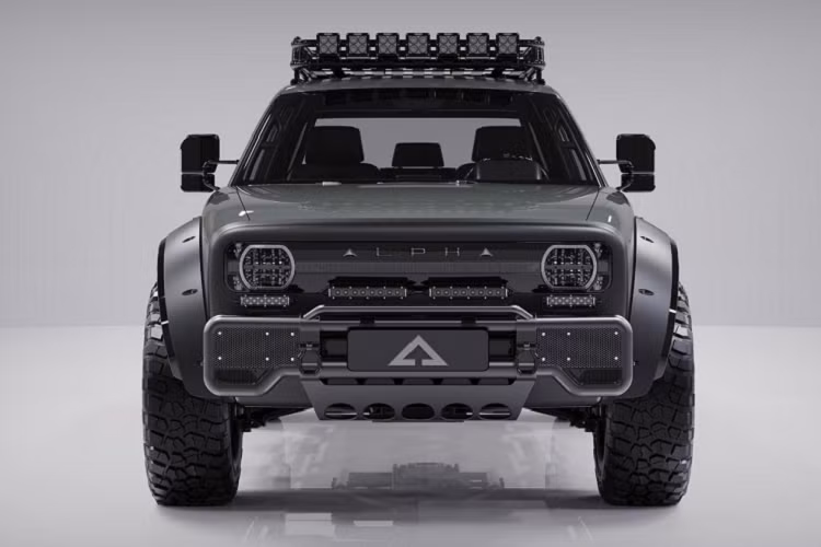 Cũng vì vậy mà thiết kế đầu xe gồm đèn pha, cản sốc trước và ốp chắn bùn của Alpha SuperWolf chạy điện khá giống với mẫu Wolf+. Các tùy chọn nâng cấp của xe có thể kể đến đèn trợ sáng, cửa xe dạng khung thép ống và nắp che thùng hàng có thể thu gọn.