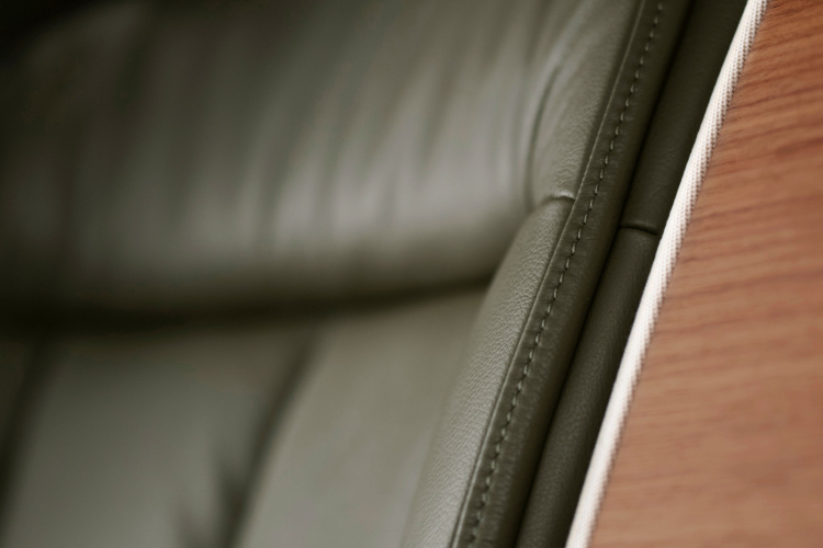 Đặc biệt, khu vực The Gallery trên Phantom tái hiện lại họa tiết hình ngựa nổi tiếng của Hermes, được vẽ bằng tay trên gỗ Royal Walnut, đặt dưới một tấm kính như một phòng trưng bày nghệ thuật.